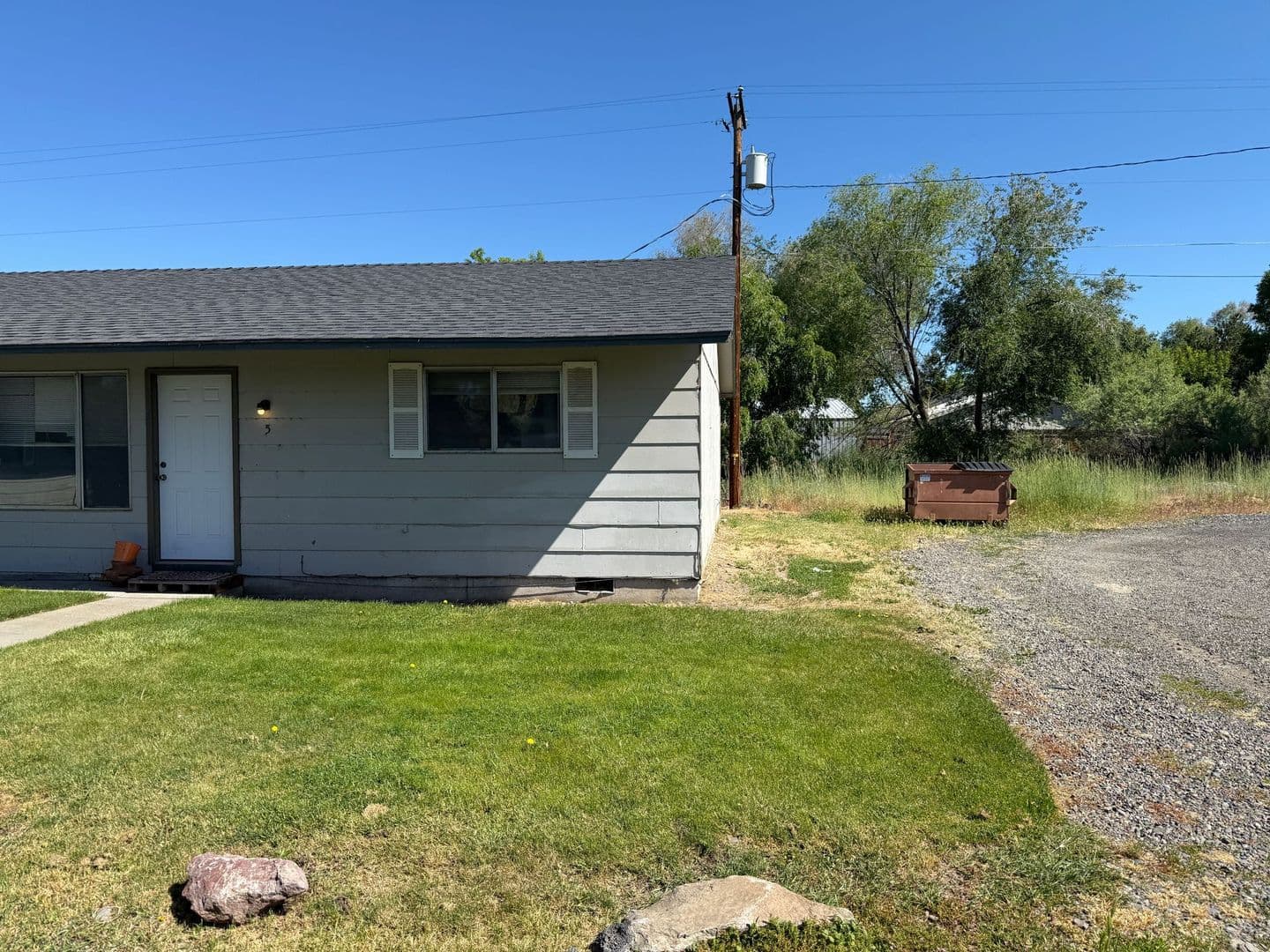 2 Bedroom /1 Bathroom Single Level End Unit in a Five Plex