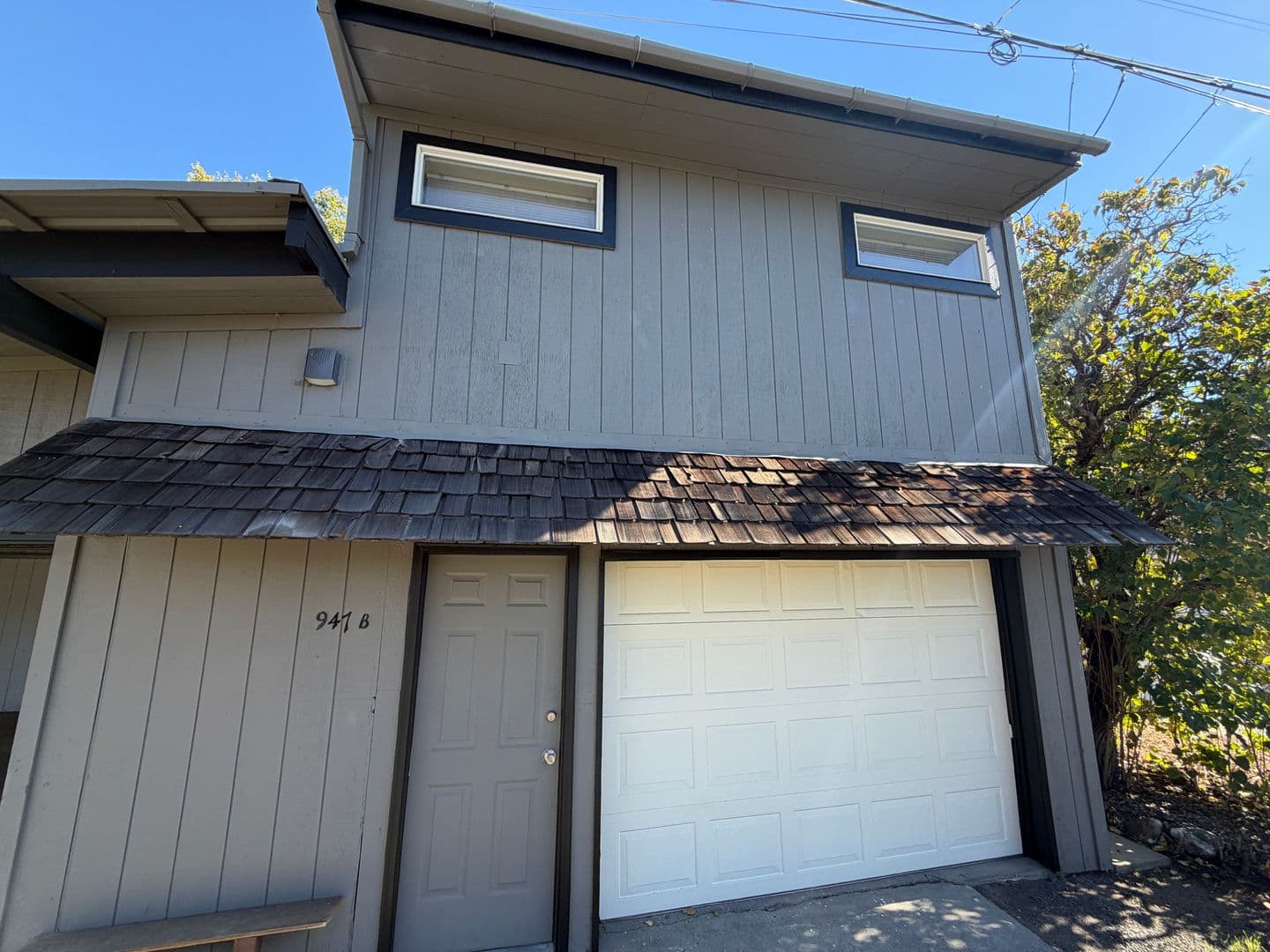 1 Bedroom / 1 Bathroom Apartment with a Oversized Single Car Garage